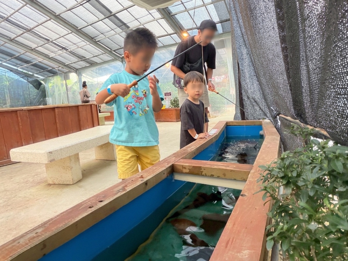 ぼうけんの国沖縄でザリガニ釣りに挑戦する子供たち
